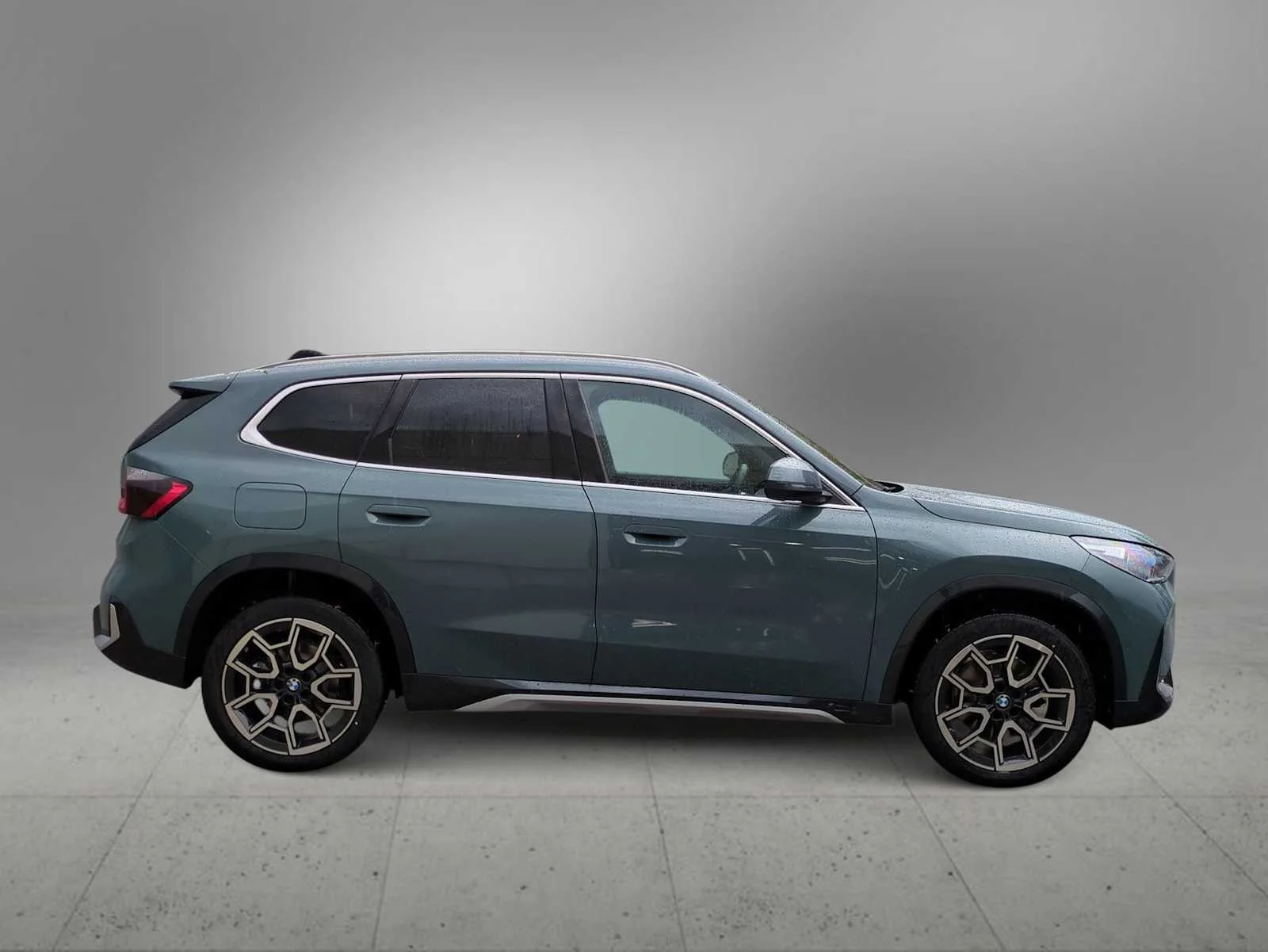 New 2026 Cape York Green Metallic BMW xDrive28i image 9