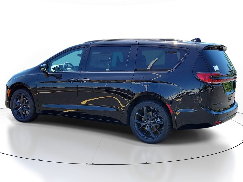 New 2027 Diamond Black Crystal Pearl-Coat Exterior Paint Chrysler Limited image 3