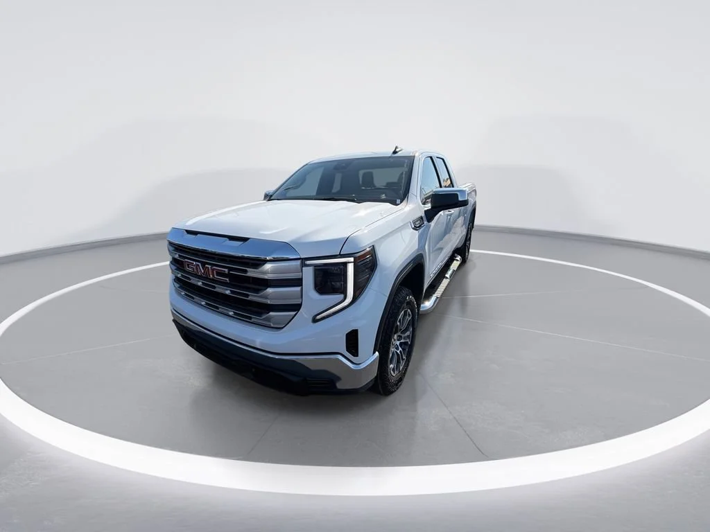 New 2026 Summit White GMC SLE image 4