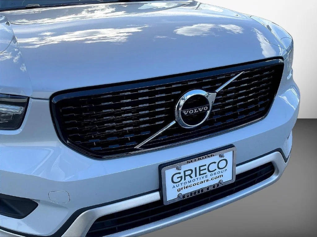 Used 2021 Crystal White Metallic Volvo R-Design image 32