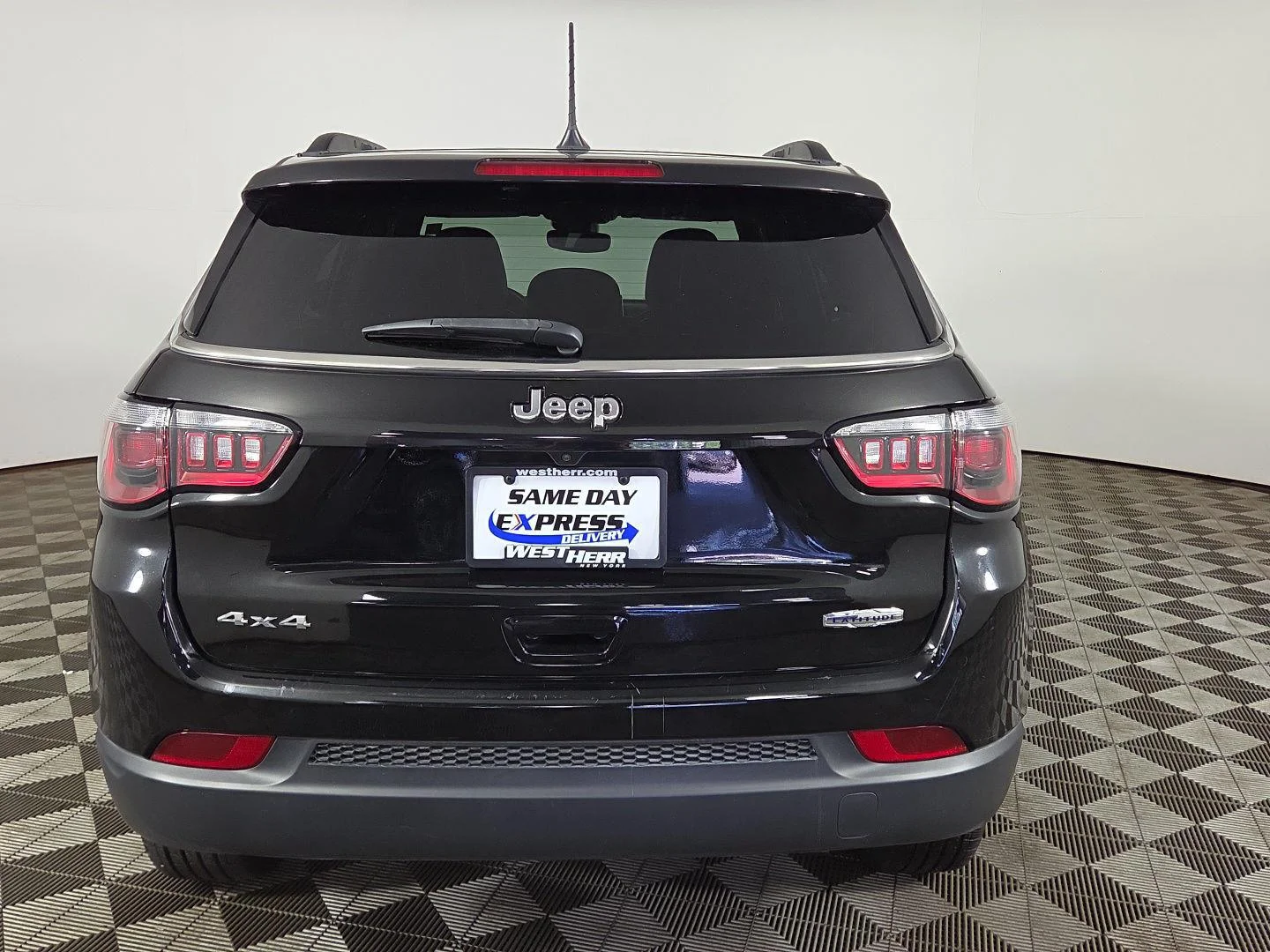 Used 2023 Diamond Black Crystal Pearlcoat Jeep Latitude image 5