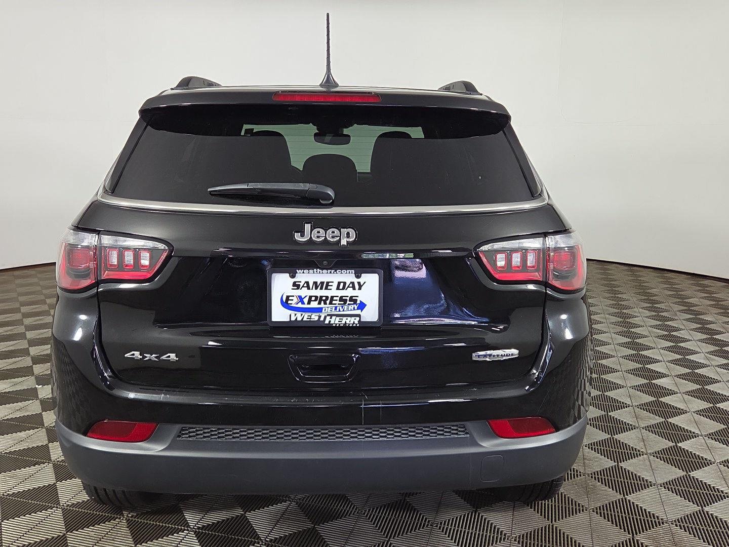 Used 2023 Diamond Black Crystal Pearlcoat Jeep Latitude image 5
