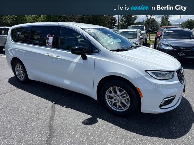 2025 Chrysler Pacifica Select's photo