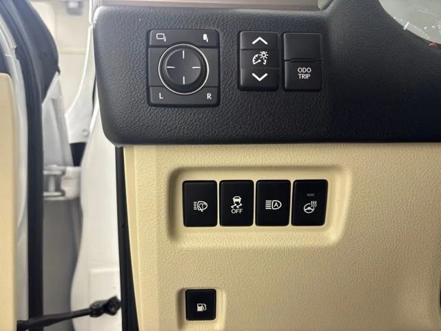 Used 2023 White Lexus GX 460 Premium image 17