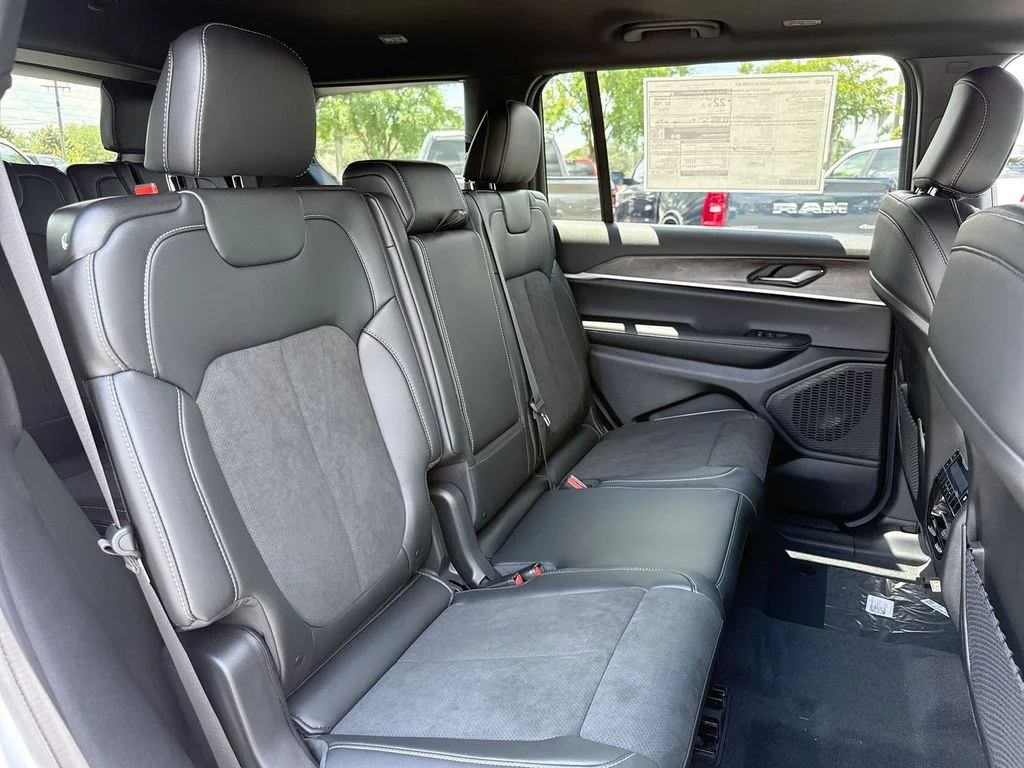 New 2026 Bright White Clear-Coat Exterior Paint Jeep Laredo image 28
