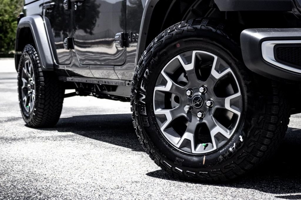 New 2025 Granite Crystal Metallic Clear-Coat Exterior Paint Jeep Sahara image 2