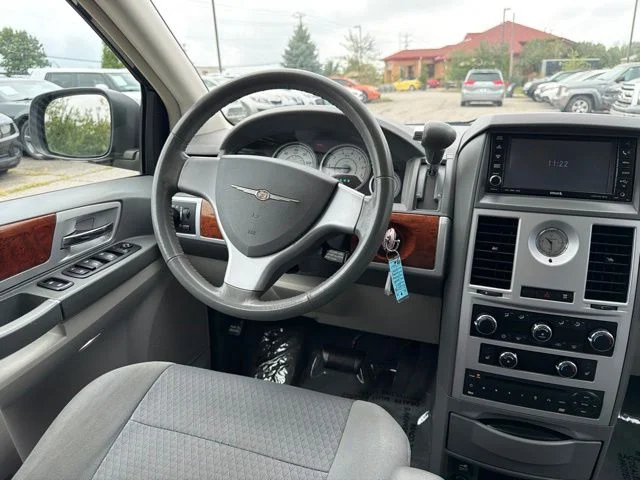 Used 2009 Green Chrysler Touring image 8