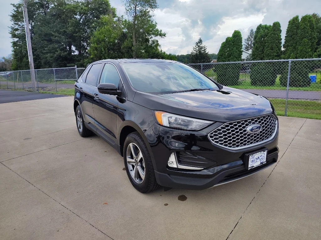 Used 2024 Agate Black Metallic Ford SEL image 24