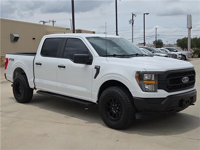 Used 2023 Oxford White Ford XL 4x4 SuperCrew Cab 5.5 ft. box 145 in. WB image 5