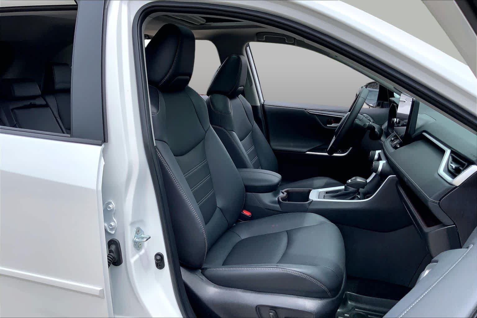 Used 2025 Wind Chill Pearl Toyota Limited image 9