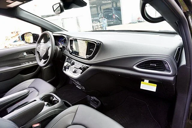New 2026 Diamond Black Crystal Pearl-Coat Exterior Paint Chrysler Select image 9