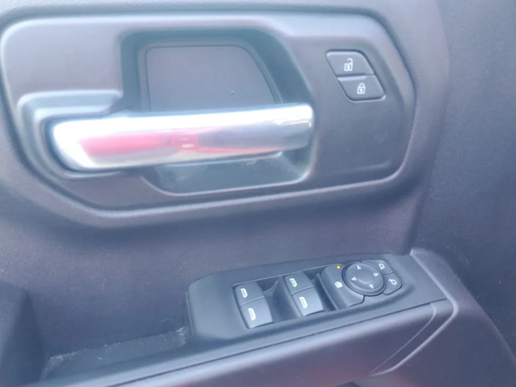 Used 2023 Red Chevrolet Custom image 18