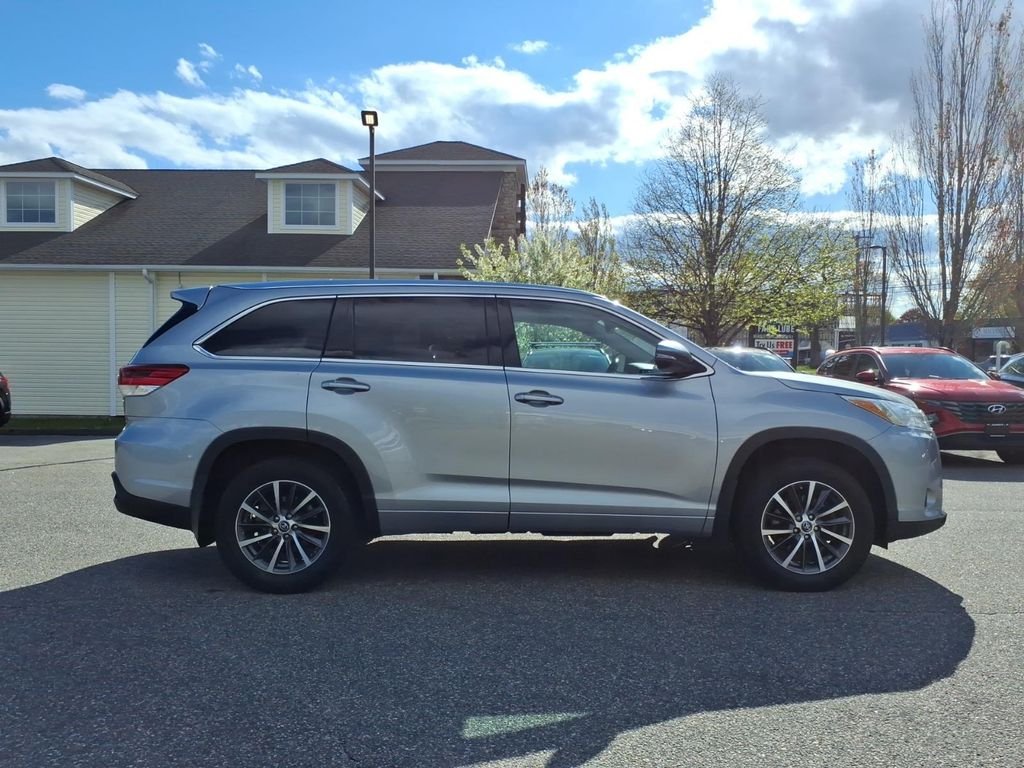Used 2018 Silver Toyota XLE image 4
