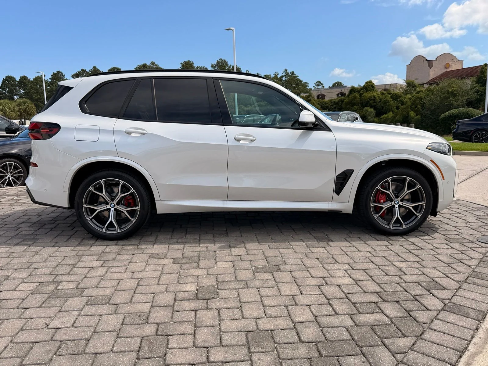 New 2026 Mineral White Metallic BMW xDrive40i image 8