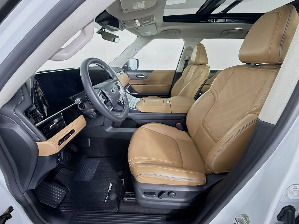 Used 2025 White INFINITI LUXE image 5