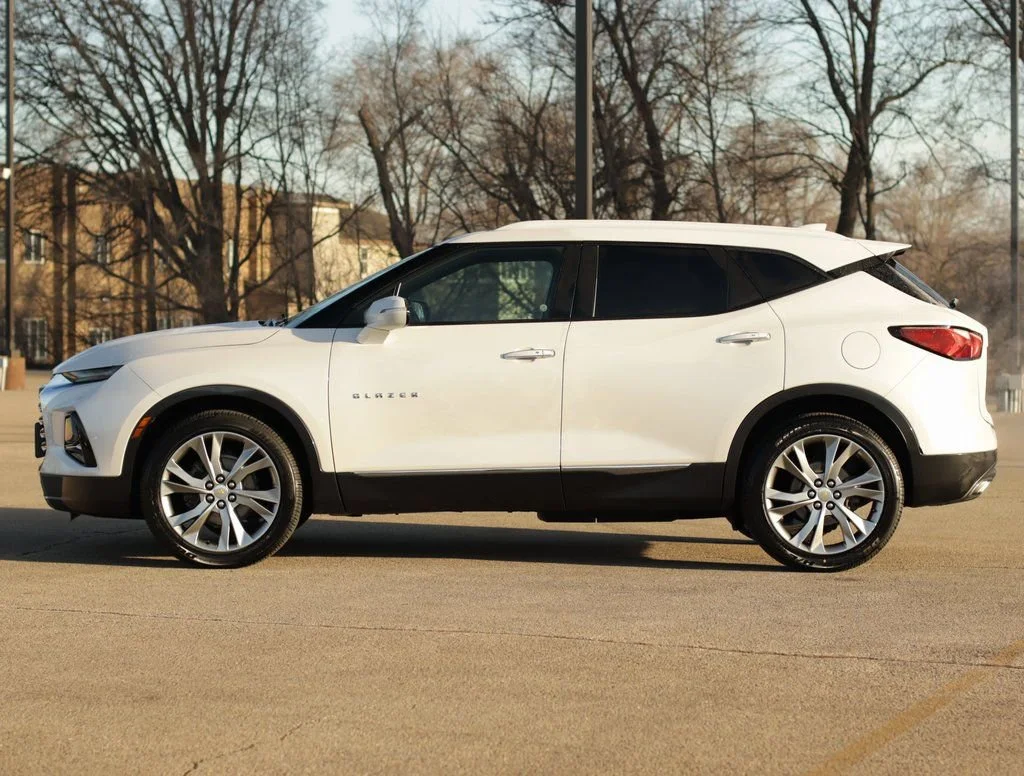 Used 2022 Iridescent Pearl Tricoat Chevrolet Premier image 4