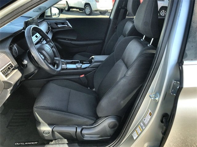 2025 Mitsubishi Outlander ES photo 2