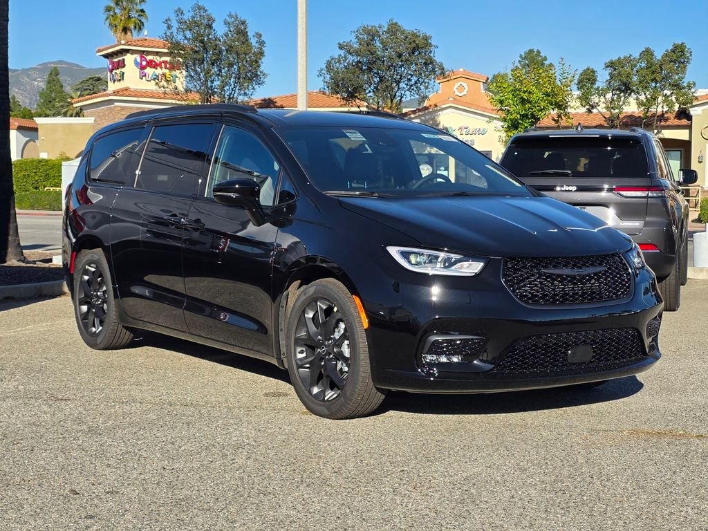 2026 Chrysler Pacifica Select's photo