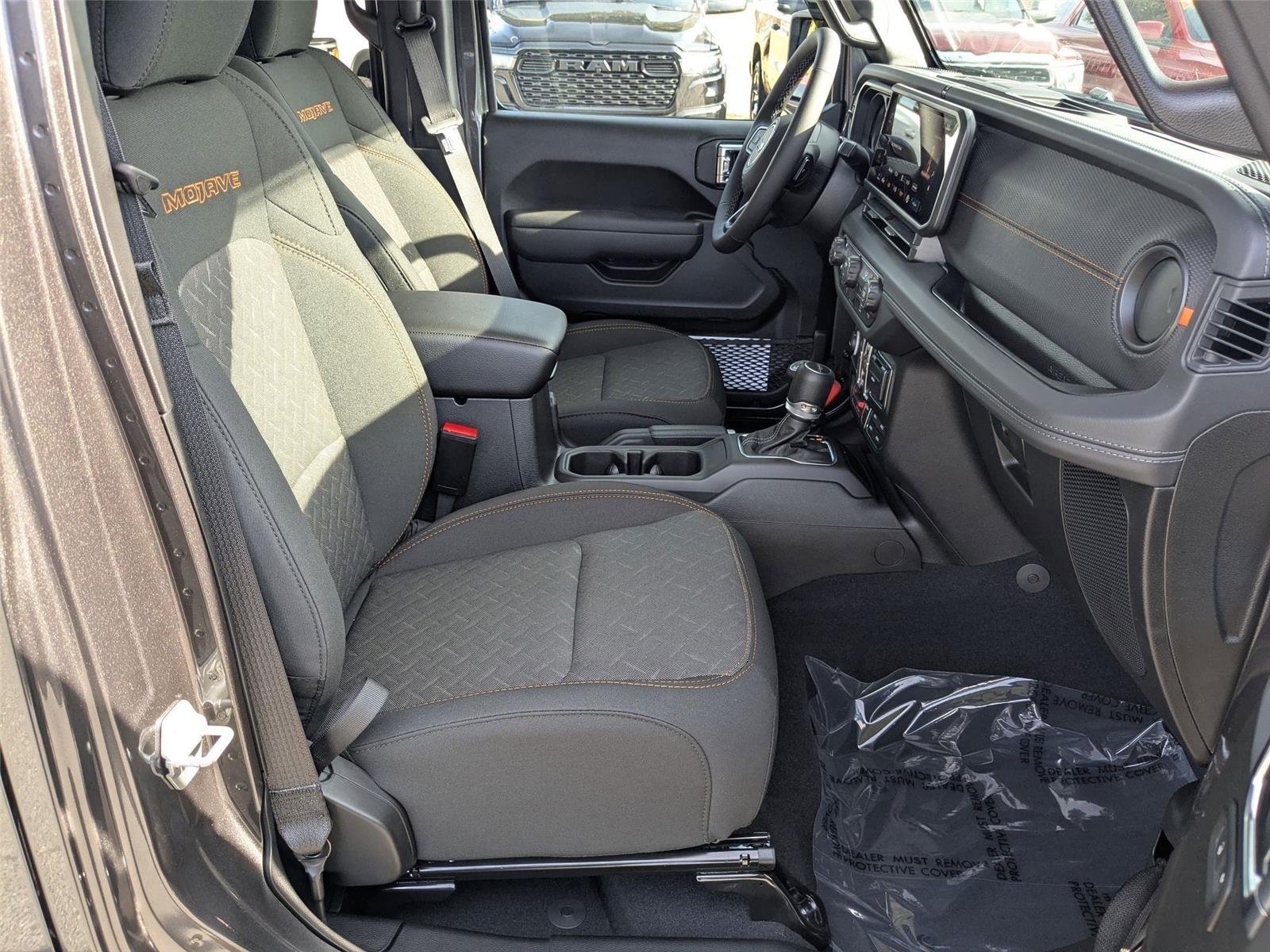 New 2026 Granite Crystal Metallic Clear-Coat Exterior Paint Jeep Mojave 4x4 image 31