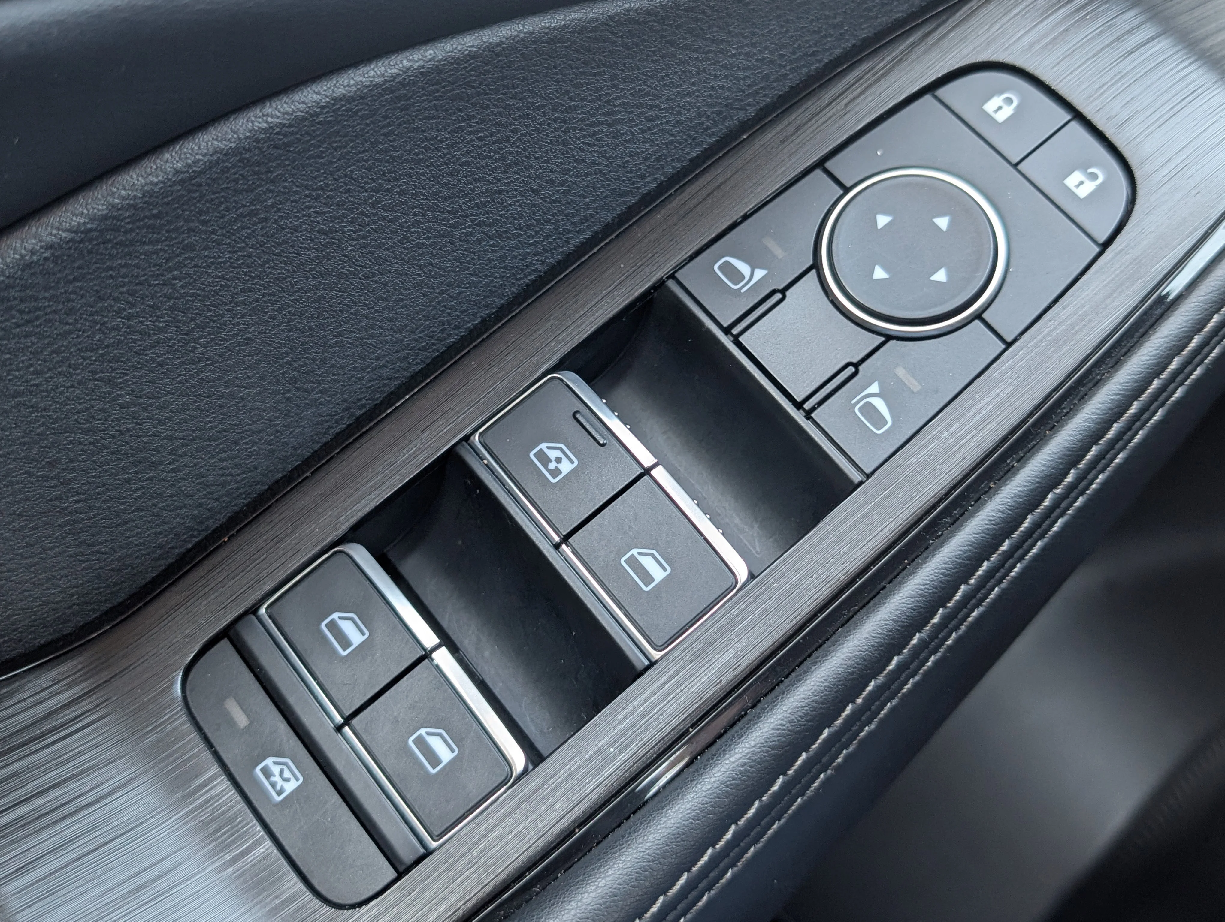 2025 Nissan Rogue SL - Photo 23