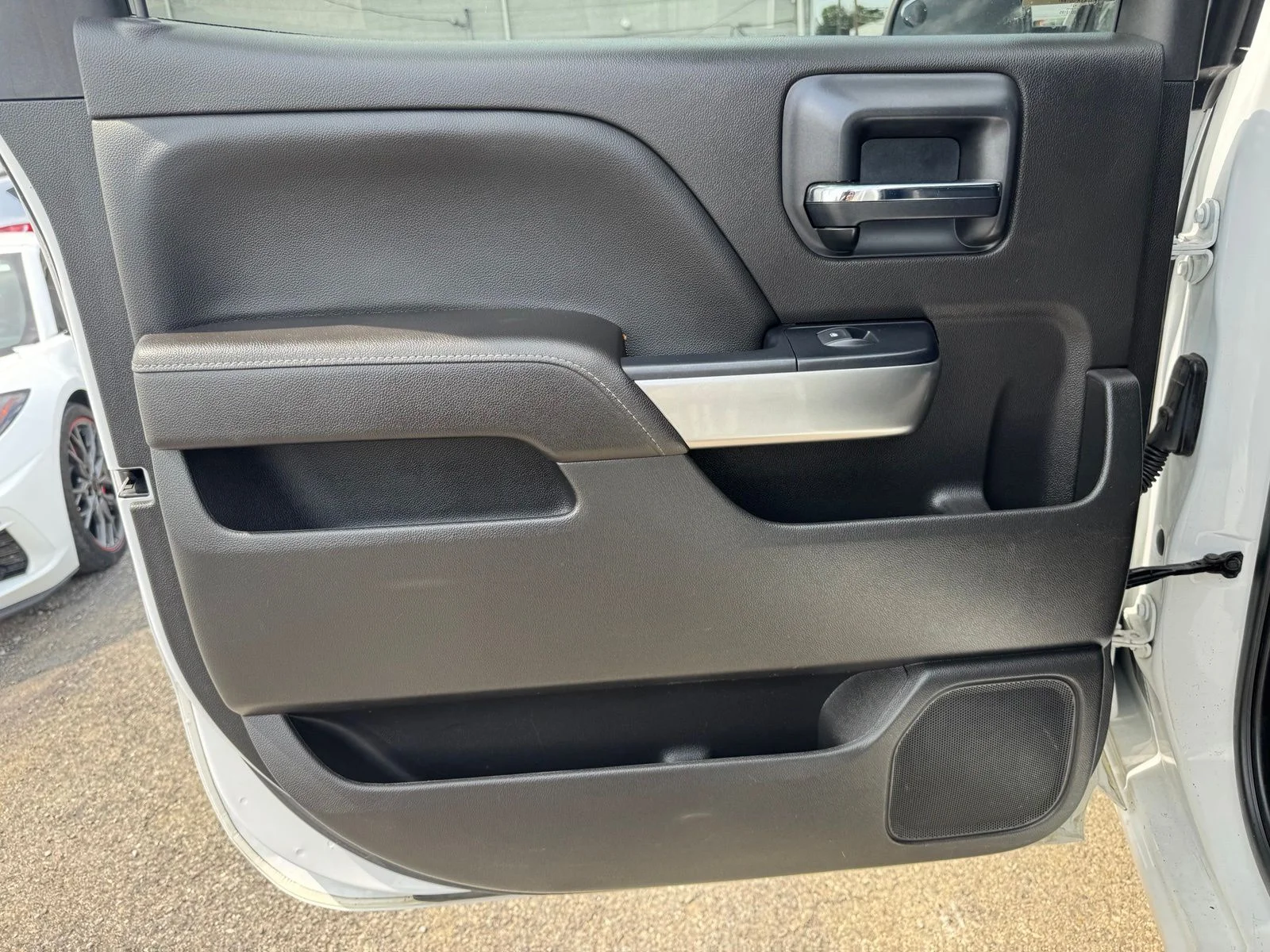 Used 2018 White Chevrolet LT image 23