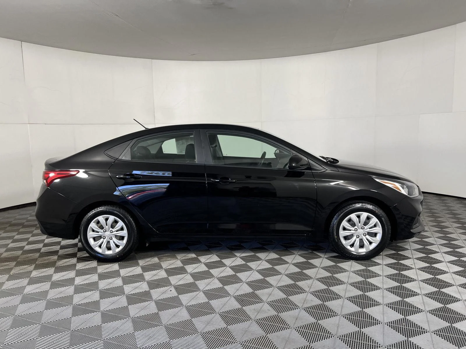 Used 2022 Absolute Black Hyundai SE image 10