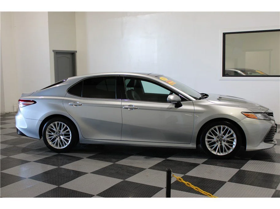 Used 2018 Silver Toyota XLE Sedan 4D image 4
