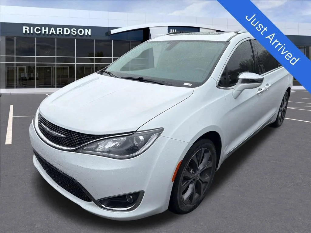 2017 Chrysler Pacifica Limited's photo