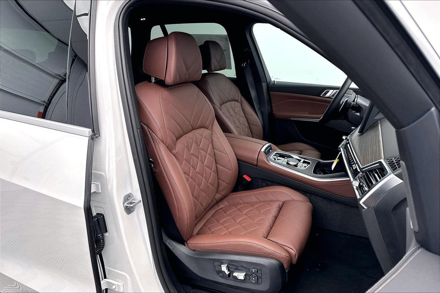 New 2026 Mineral White Metallic BMW xDrive50e image 36