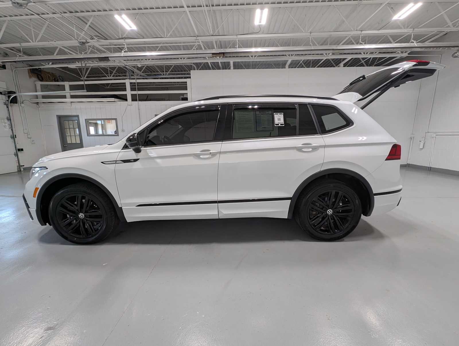 Used 2022 Oryx White Pearl Volkswagen SE R-Line Black image 12