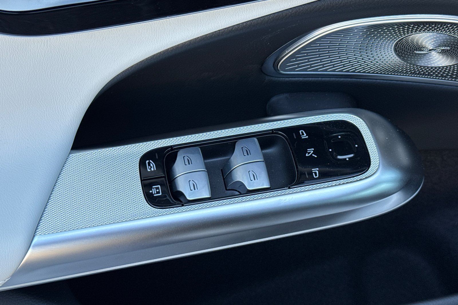 New 2027 MANUFAKTUR Alpine Grey Mercedes-Benz E 53 AMG® image 24