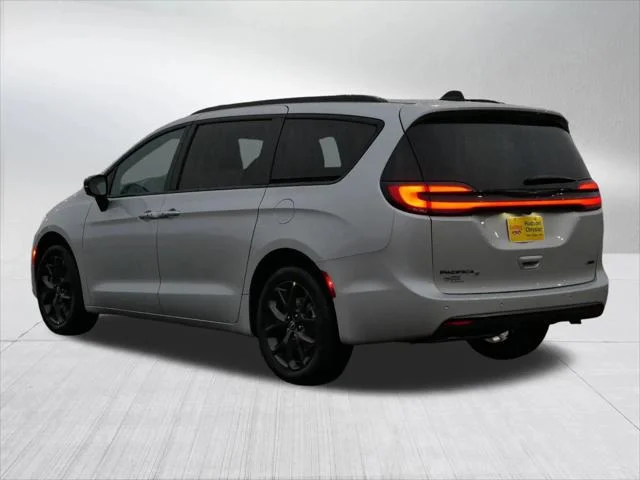 New 2026 Silver Mist Clear-Coat Exterior Paint Chrysler Select image 3