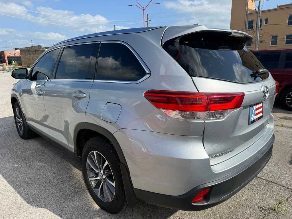 Used 2019 Silver Toyota XLE image 30