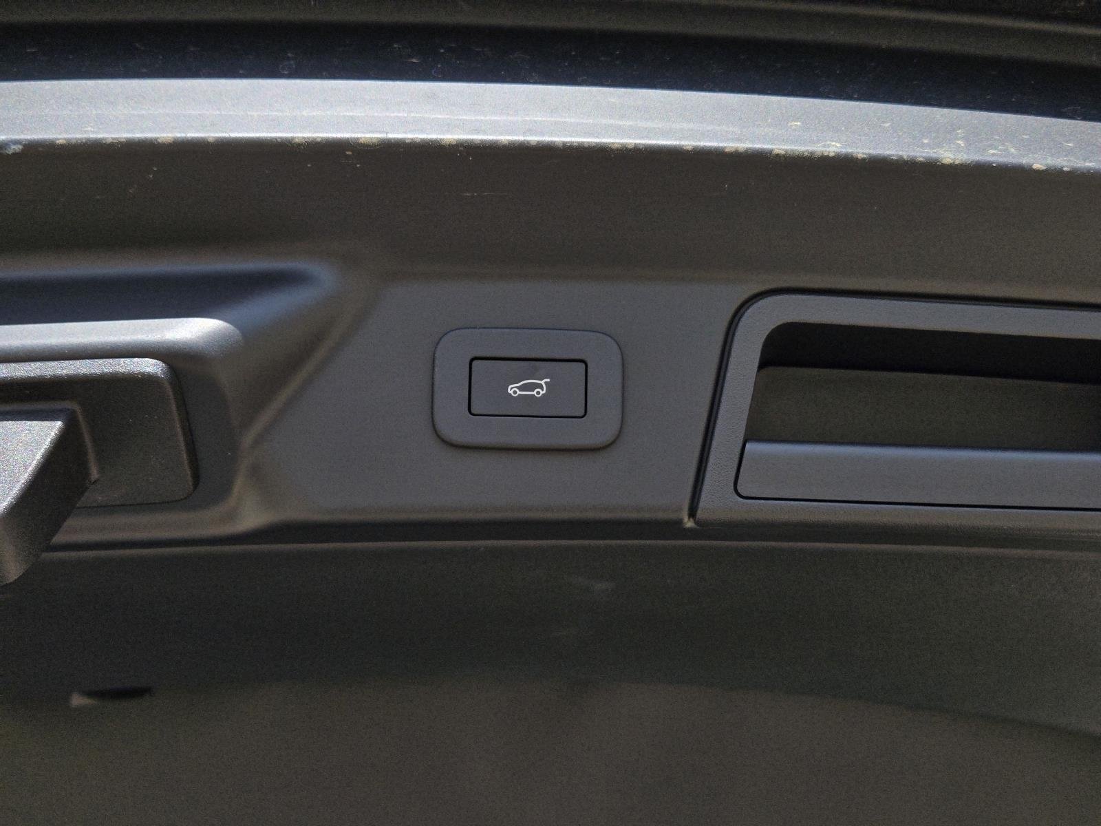 New 2025 Santorini Black Land Rover Dynamic SE image 12