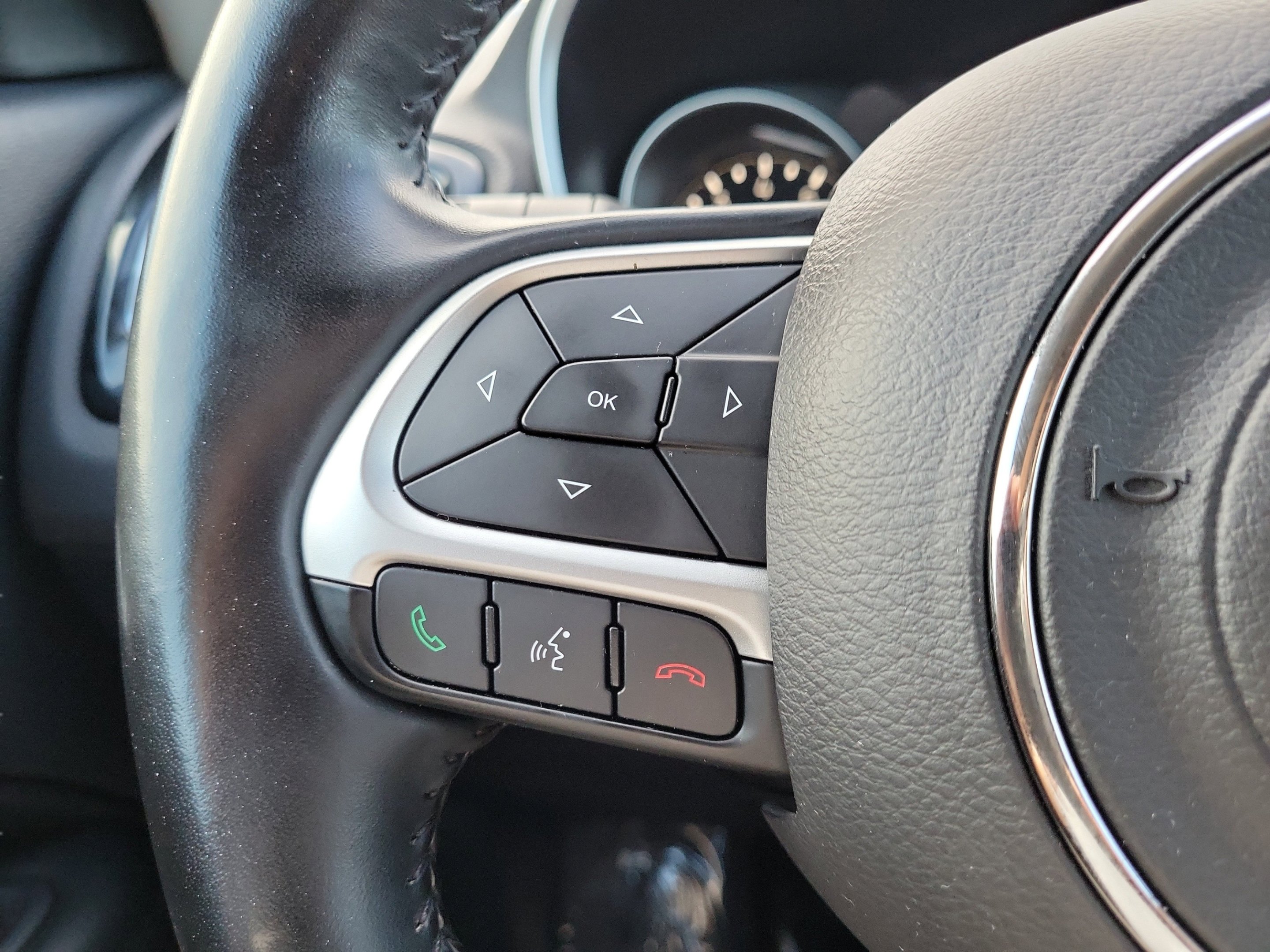 Used 2021 Granite Crystal Metallic Clearcoat Jeep Latitude image 30