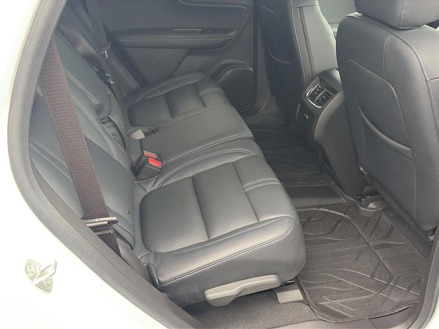 Used 2023 Summit White Chevrolet 2LT image 17