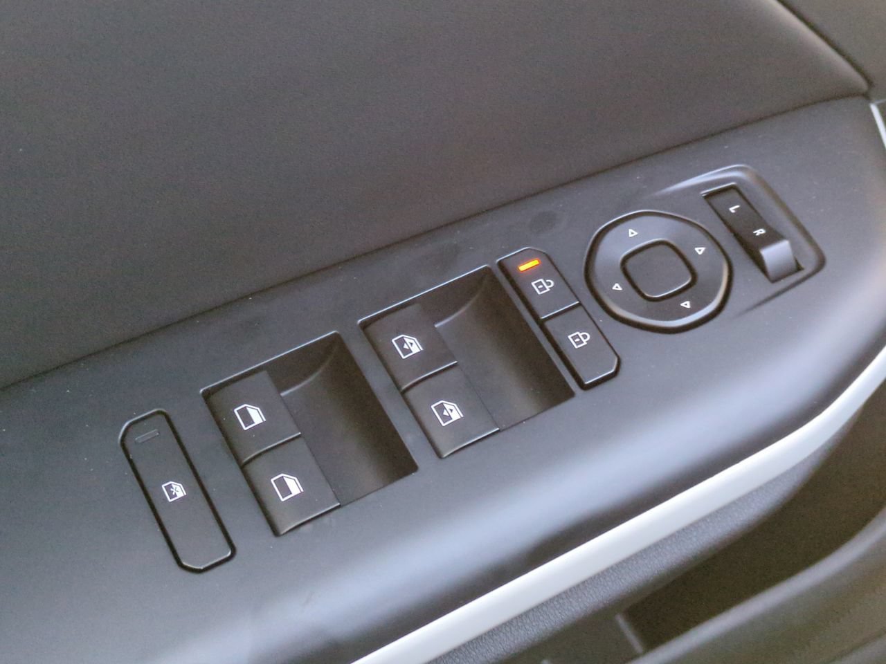 New 2025 Snow White Pearl Kia GT-Line Turbo image 28