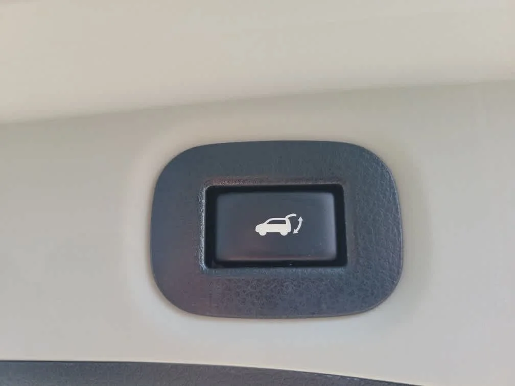 Used 2018 Brilliant Silver Nissan SV image 28