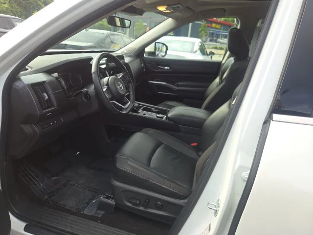 Used 2023 White Nissan SL image 14