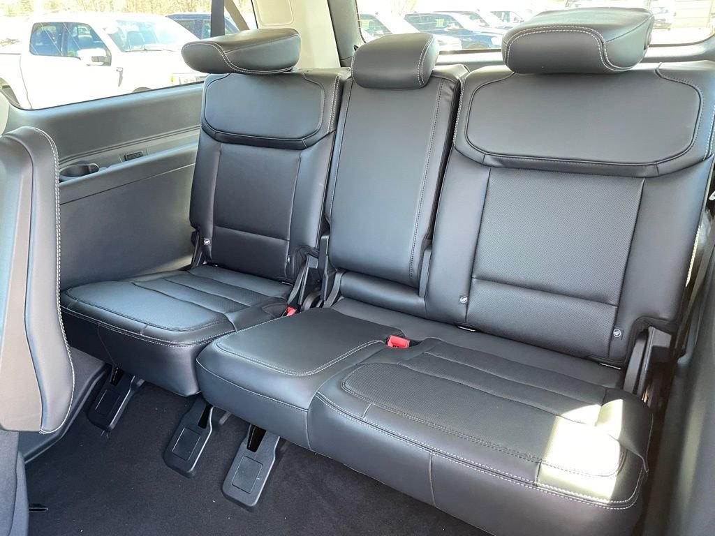 New 2026 Star White Metallic Tri-Coat Ford MAX Platinum® image 28