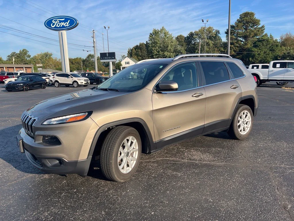 Used 2016 Light Brownstone Pearlcoat Jeep Latitude image 6