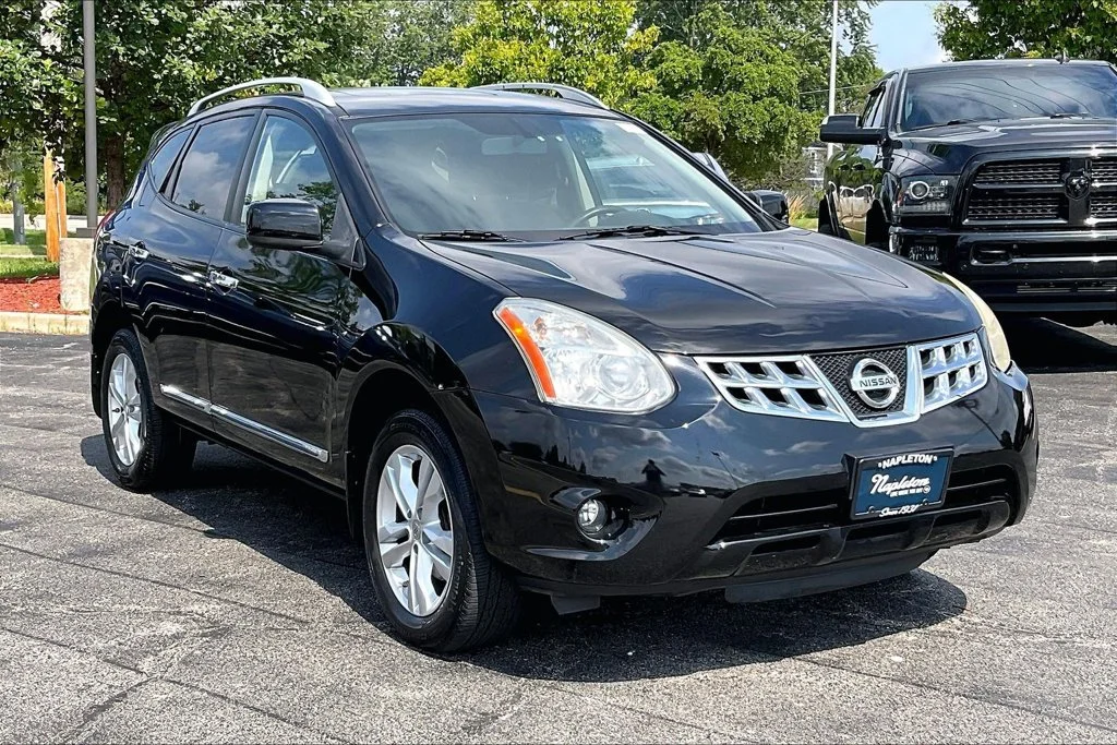 Used 2013 Black Nissan SV image 39