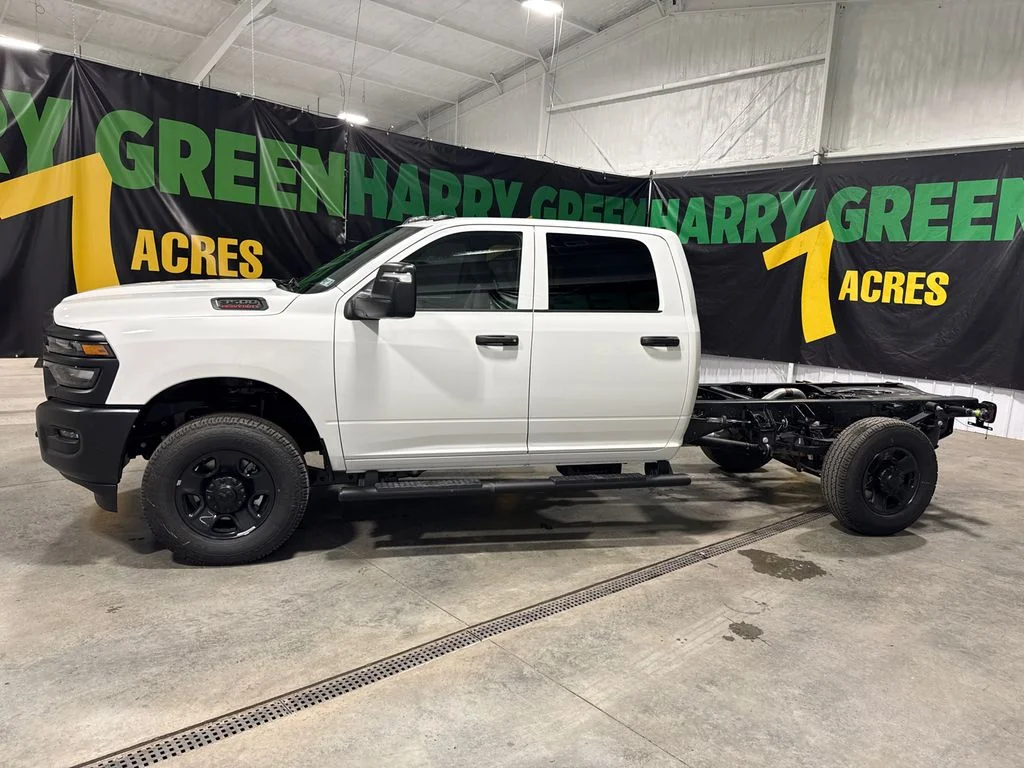 New 2026 Bright White Clear-Coat Exterior Paint RAM Tradesman image 3