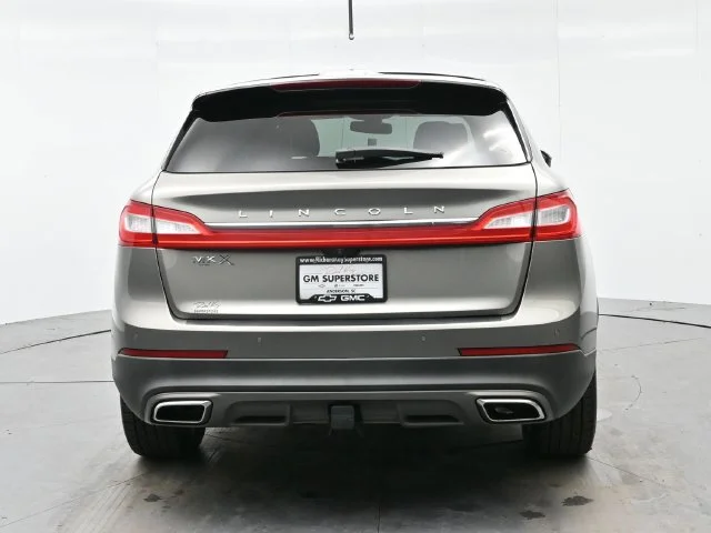 Used 2016 Luxe Metallic Lincoln Reserve image 6