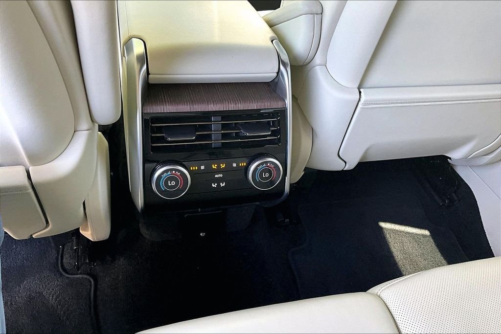 Used 2025 White Land Rover SE image 25