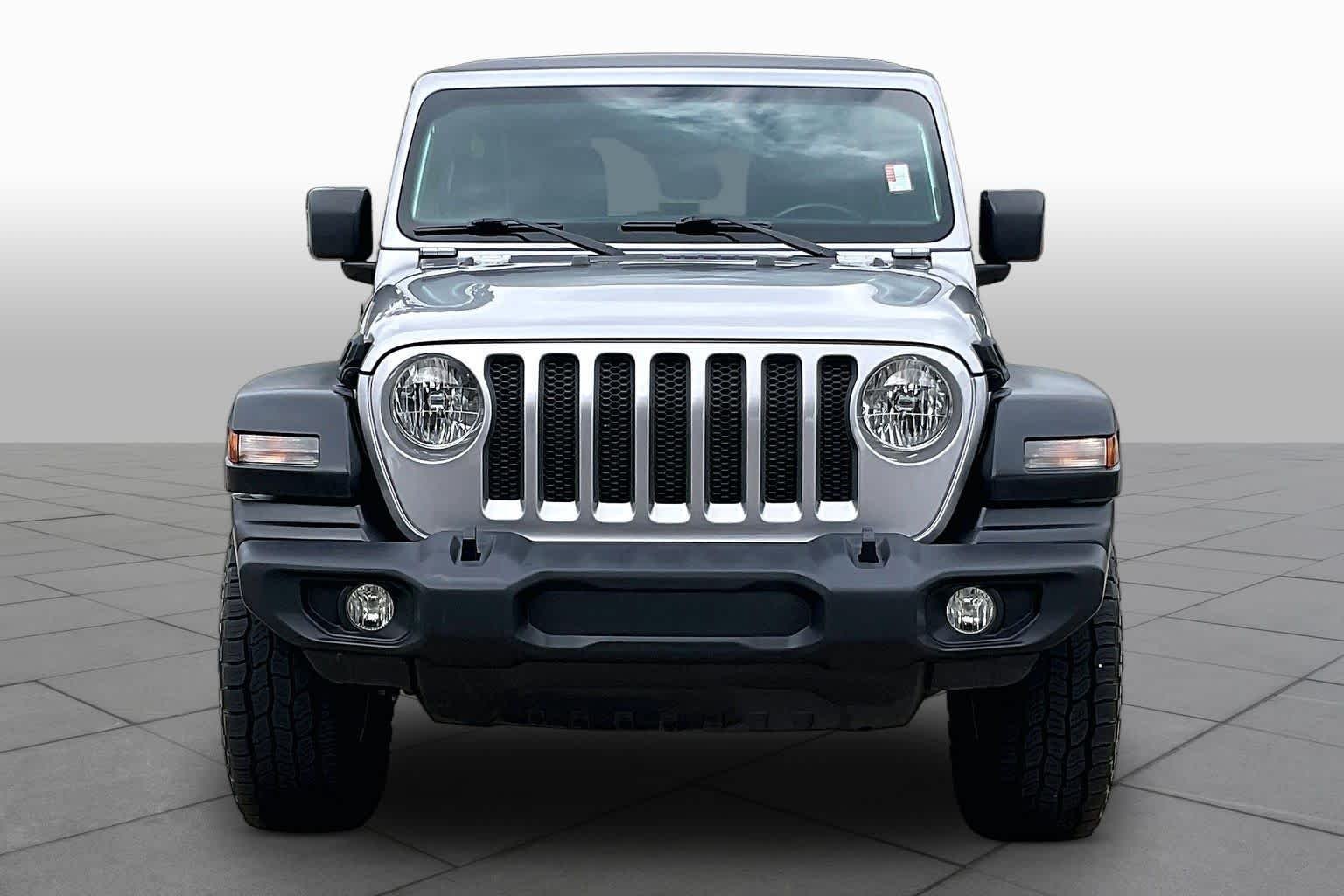 Used 2018 Billet Silver Metallic Clearcoat Jeep Sport S image 4