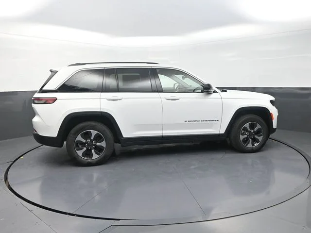 Used 2022 White Jeep 4xe image 10
