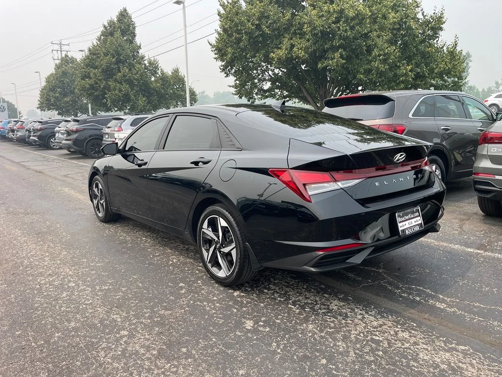 Used 2023 Phantom Black Hyundai SEL image 3