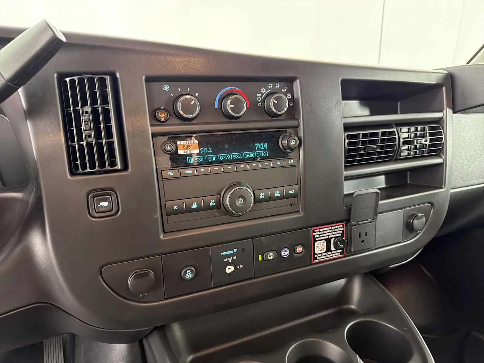 2025 GMC Savana Cargo Work Van - Photo 27