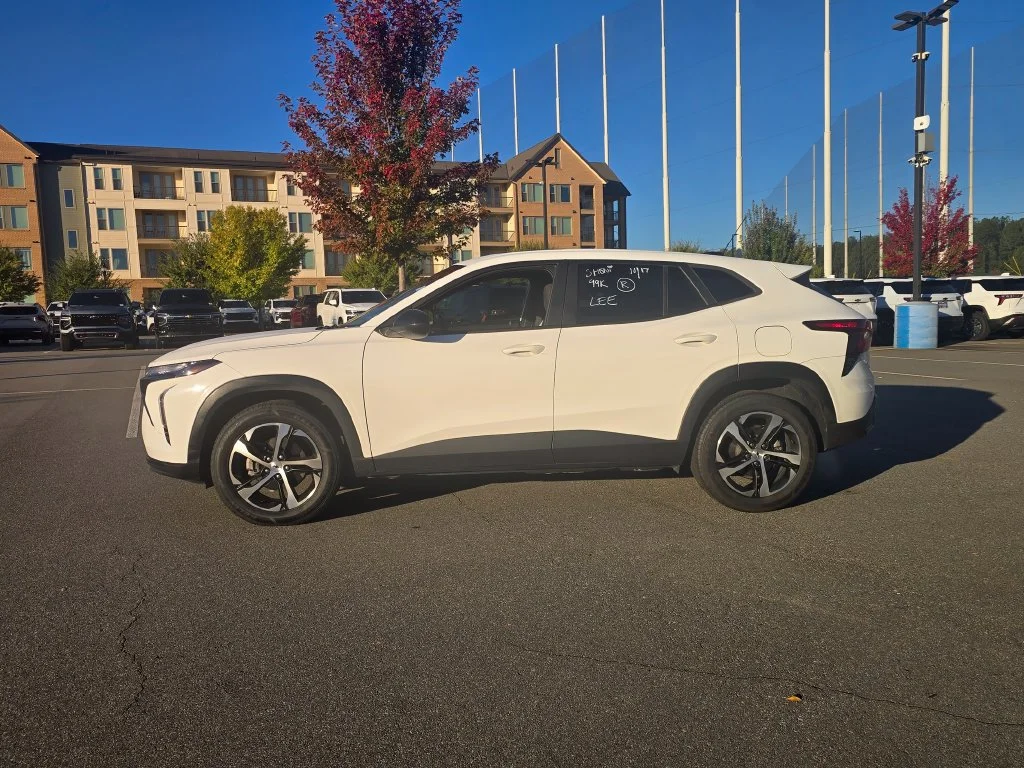 Used 2024 Summit White Chevrolet 1RS image 33